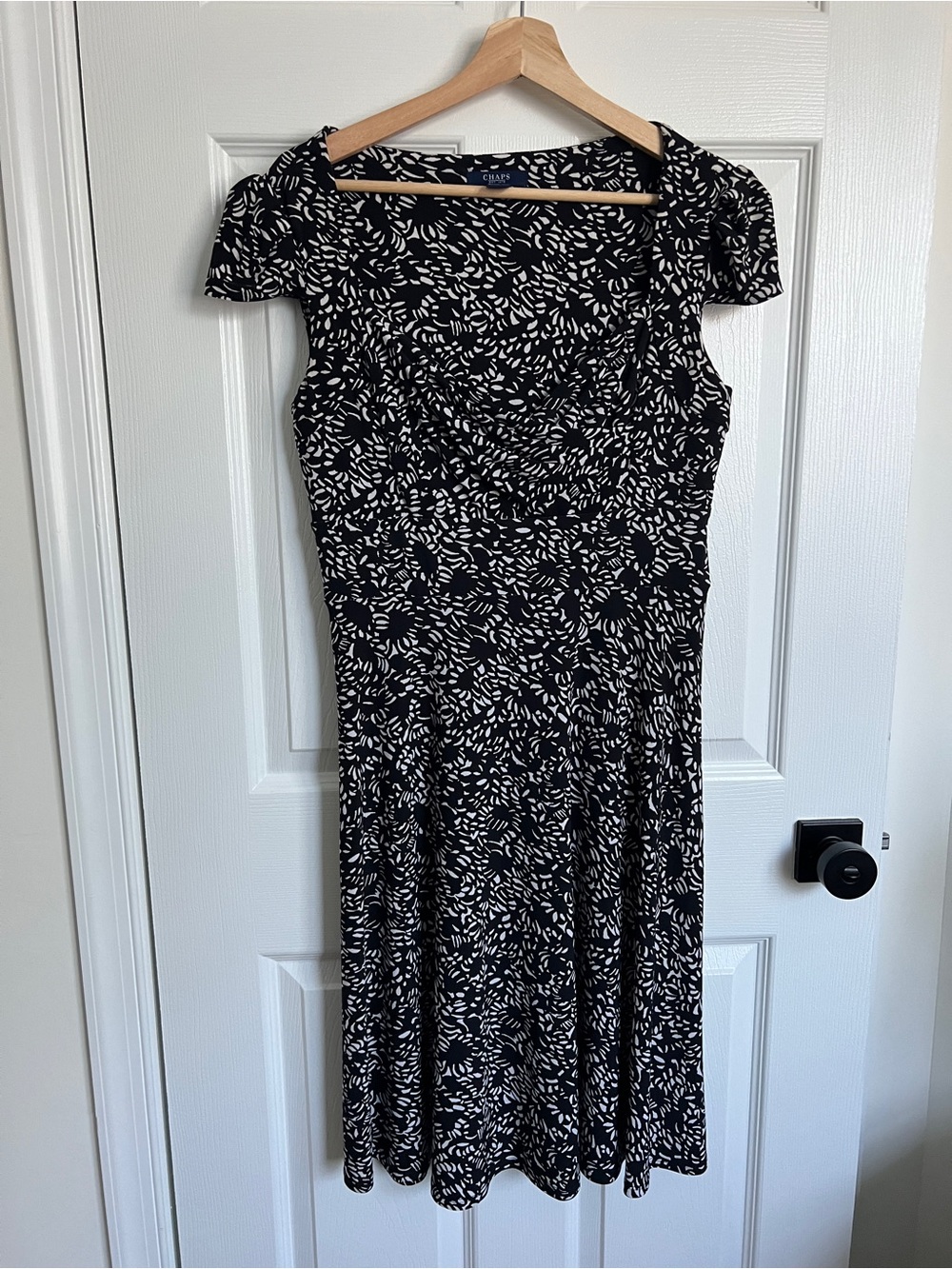 Chaps Black and White Leaf-Print Cap Sleeve Dress